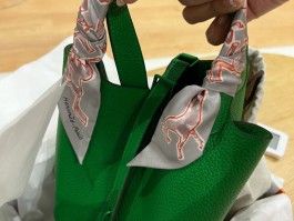 爱马仕专柜绿色鳄鱼皮铂金包(爱马仕绿色鳄鱼皮birkin)