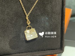 爱马仕包包项链图片(爱马仕包包项链是什么材质)