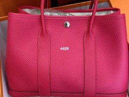 爱马仕粉色包包(爱马仕粉色包包怎么打开)