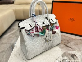 爱马仕铂金鳄鱼皮包包(爱马仕白色鳄鱼皮铂金包)
