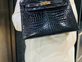 爱马仕kelly鳄鱼皮(爱马仕kelly鳄鱼皮女包紫色)