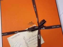 爱马仕包装盒子的蝴蝶结(爱马仕礼品盒丝带蝴蝶结打法)
