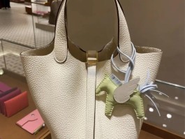 菜篮子包包lv爱马仕(爱马仕菜篮子包是什么材质)
