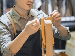 爱马仕手工皮具匠人(爱马仕手工皮具制作视频)
