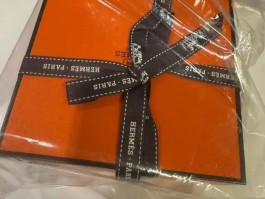爱马仕包装盒是什么颜色(爱马仕的包装盒是怎么样的)