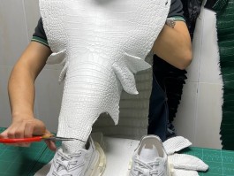 鸵鸟皮革手工制作(鸵鸟皮革手工制作视频)