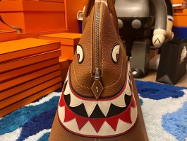 爱马仕鲨鱼皮包价格多少(爱马仕官网鳄鱼皮包迷你包)