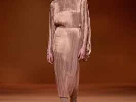 爱马仕手工定制衣服(爱马仕定制需要满足什么要求)
