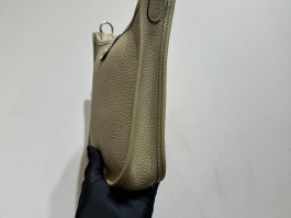 爱马仕经典包斜挎包(爱马仕斜背包大小尺寸)