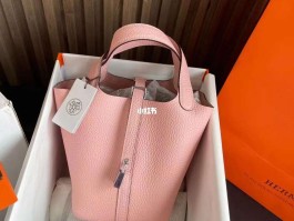 爱马仕粉色包包(爱马仕粉色斜挎包)