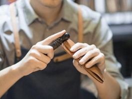 爱马仕手工皮具匠人有什么要求(爱马仕手工皮具匠人有什么要求吗)
