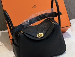 爱马仕黑色皮包(爱马仕黑色斜挎包)