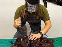 鳄鱼皮具定制工厂(鳄鱼皮具定制工厂在哪里)
