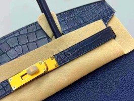 关于爱马仕铂金包30有肩带吗的信息